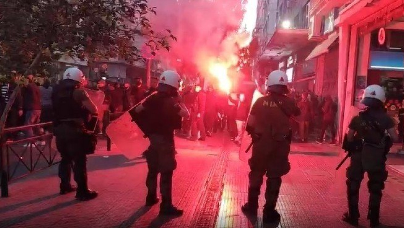 H πορεία των ΠΑΟΚτσήδων στο κέντρο της Αθήνας με συνθήματα και πυρσούς