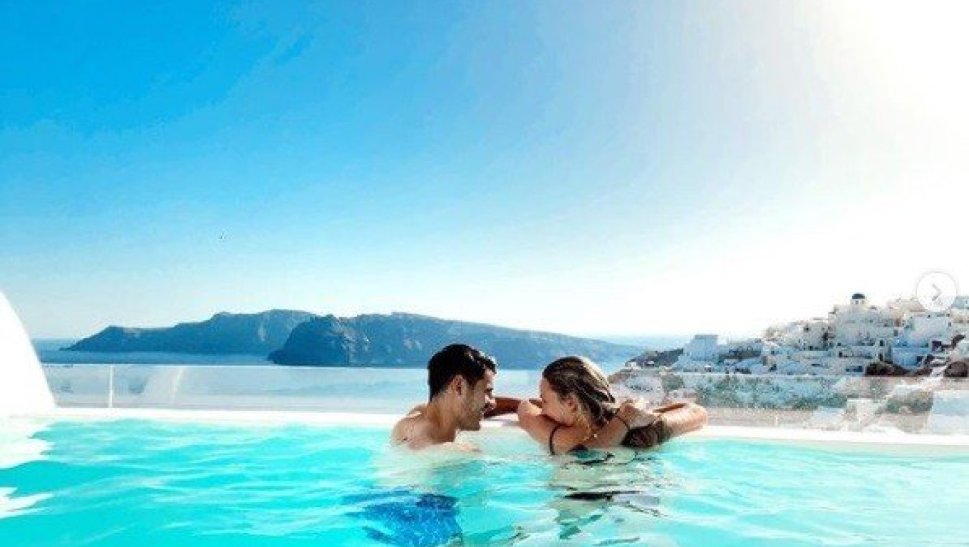 Μοράτα: Τελικά ήρθε… με τη δεύτερη απόπειρα στη Σαντορίνη με τη σύζυγό του!