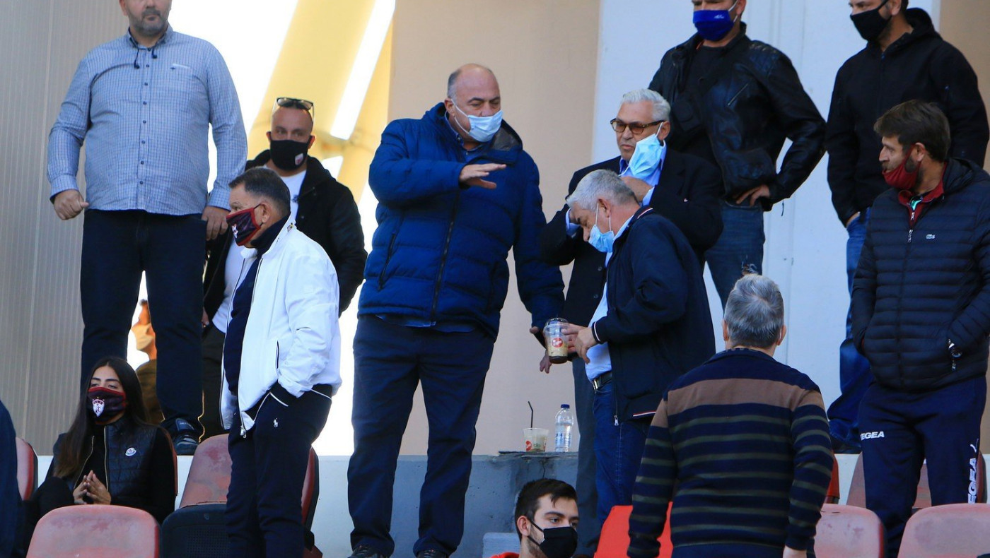 Μπέος σε Κούγια: «Φίλε Αλέκο, σου κάνω δώρο αυτήν τη σκάλα»