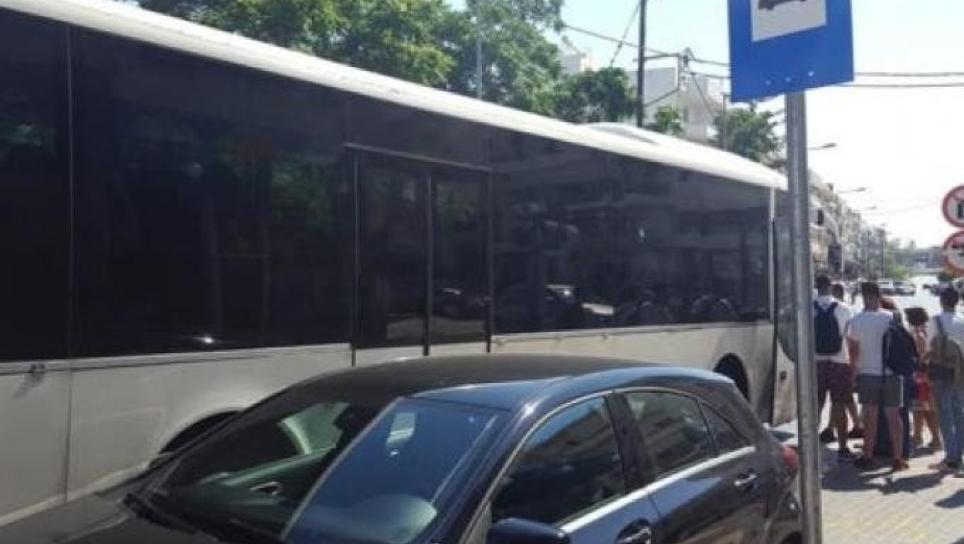 Αδιανόητο: Αυνανίστηκε και εκσπερμάτωσε μπροστά σε κοπέλα σε στάση λεωφορείου