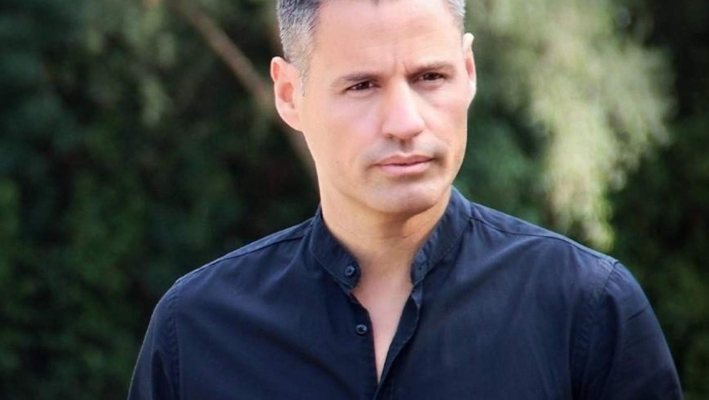 Ακούστε το: Τα βάζει με τους επιστήμονες με το νέο του τραγούδι ο Γρηγόρης Πετράκος