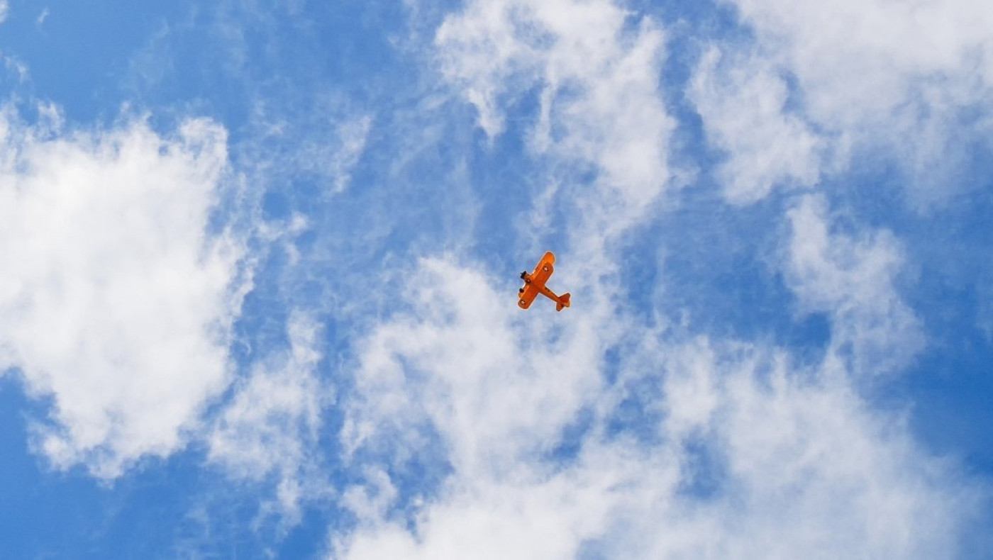 Βαρύ πρόστιμο σε πιλότο - Έβλεπε αισθησιακή ταινία εν ώρα πτήσης