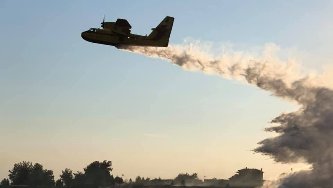 Καναντέρ στη μάχη για να σβηστεί η φωτιά στο Πανόραμα