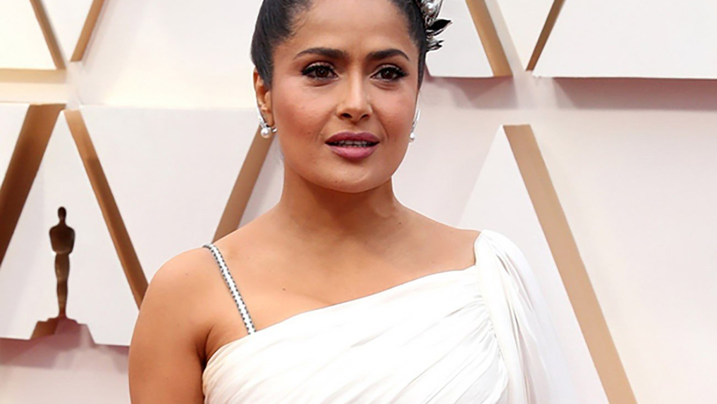 Σάλμα Χάγιεκ: Ποζάρει γυμνή μπροστά στον καθρέφτη