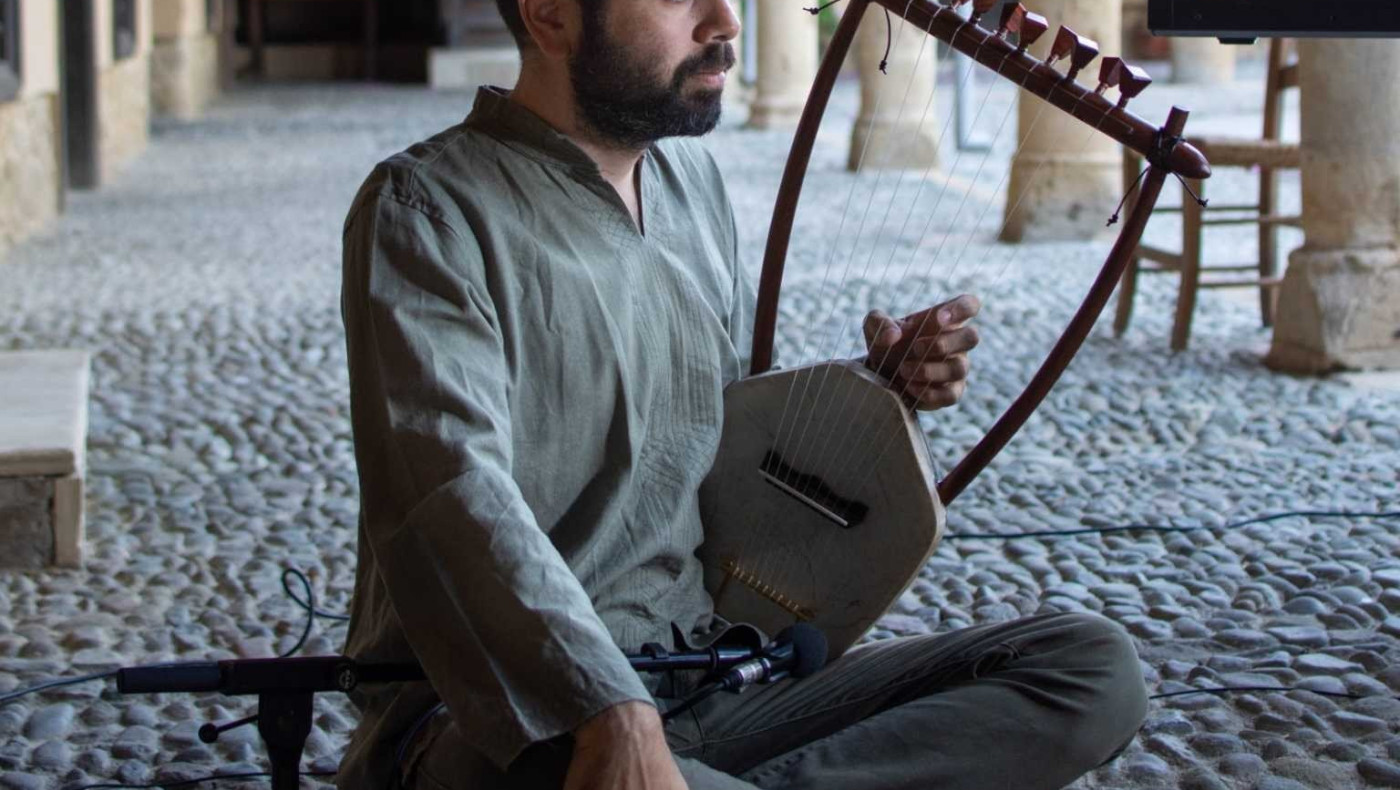 Θεσσαλονίκη: Με μία αρχαία λύρα παίζει μουσική για video games!