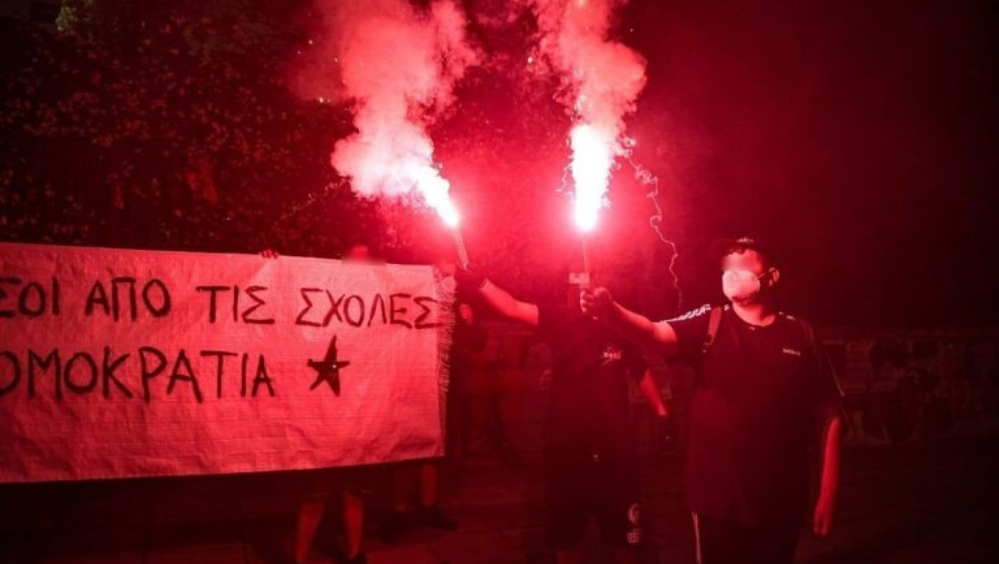 Εντός του ΑΠΘ παραμένουν οι αντιεξουσιαστές – Άναψαν πυρσούς (video)