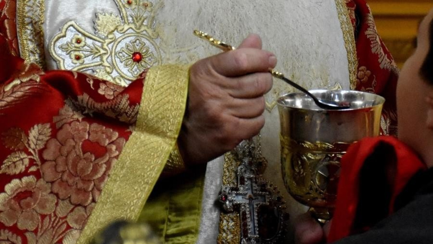 Ιερέας σε αργία γιατί χρησιμοποίησε κουταλάκια μιας χρήσης στη Θεία Κοινωνία!