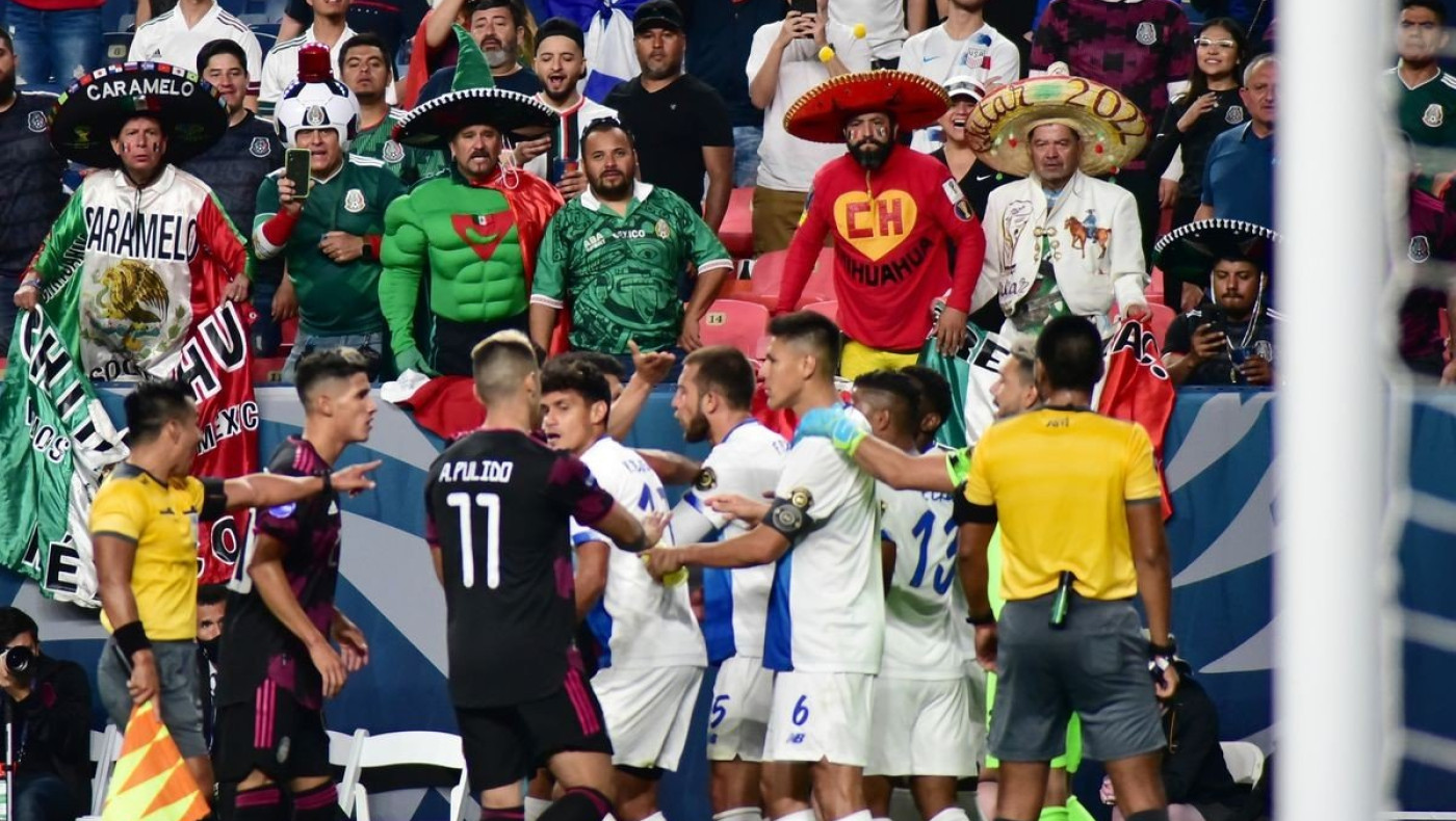 «Κόλαση» στο ΗΠΑ-Μεξικό: Ξύλο μεταξύ των παικτών, μπουκάλια από τους οπαδούς!