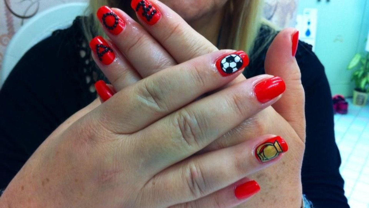 Έβαψε τα νύχια της στα χρώματα της Ξάνθης!