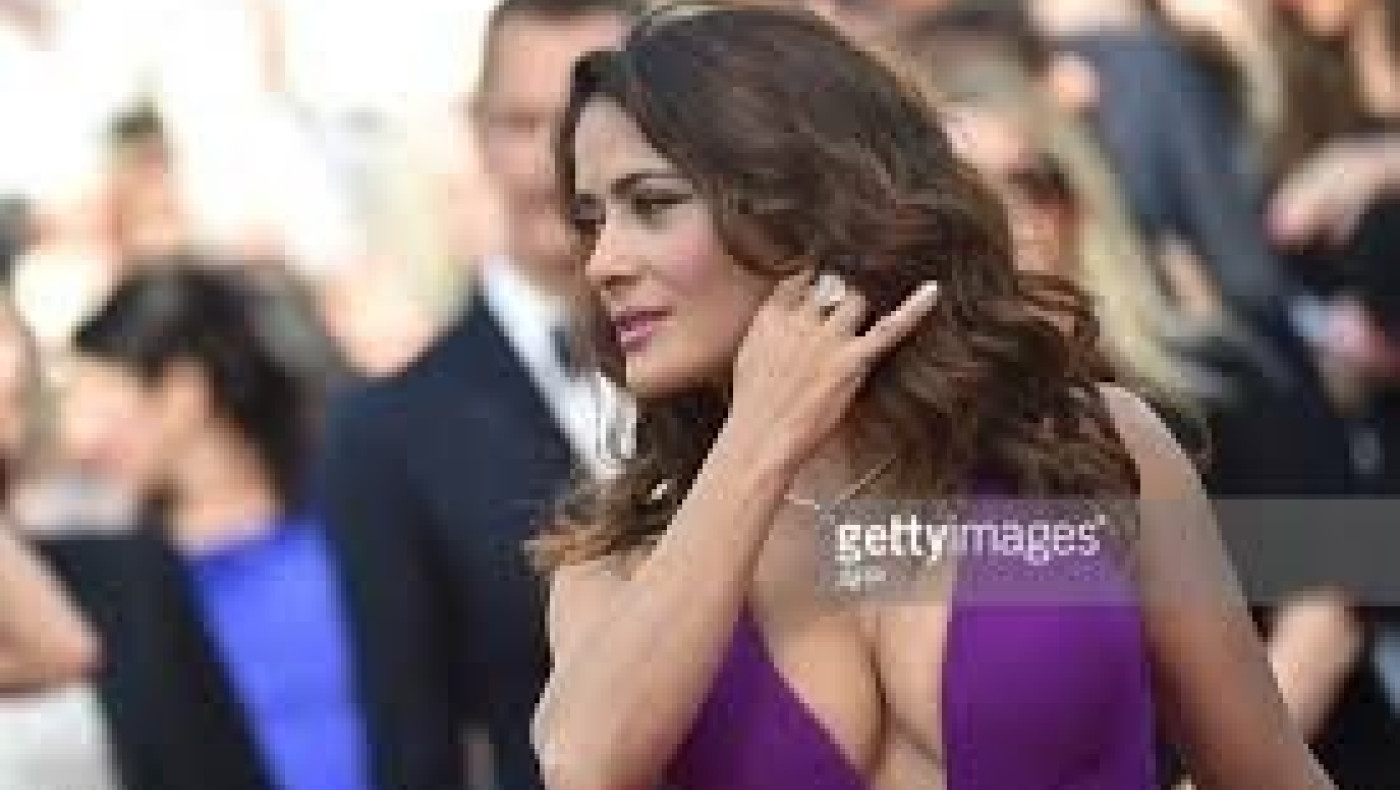 Καυτή εμφάνιση της Salma Hayek με αβυσσαλέο ντεκολτέ! (pics)
