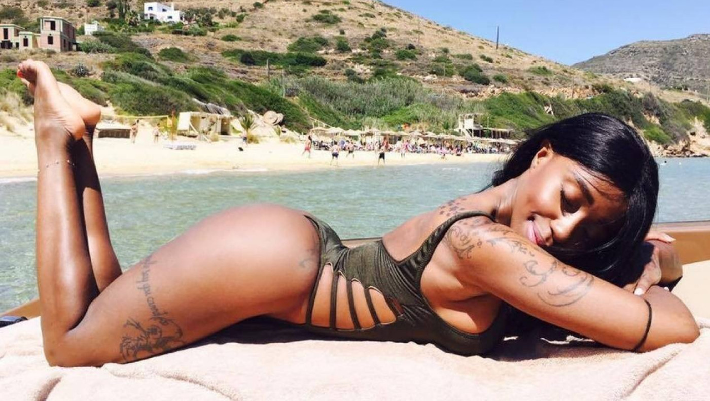 Η πρώην Surviror Ελίζαμπεθ κολάζει την Μύκονο!