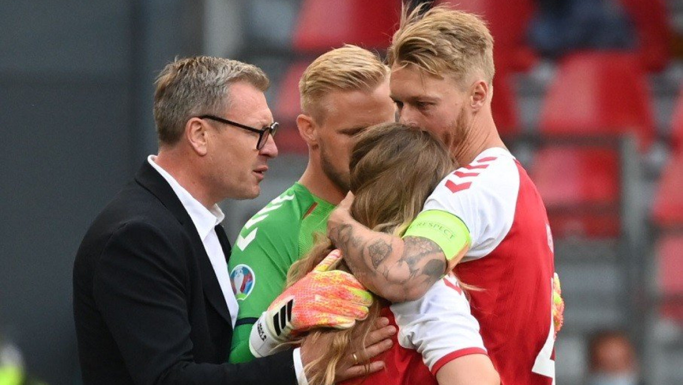 Έρικσεν: Σμάιχελ και Κιάερ αγκάλιασαν τη σύντροφό του