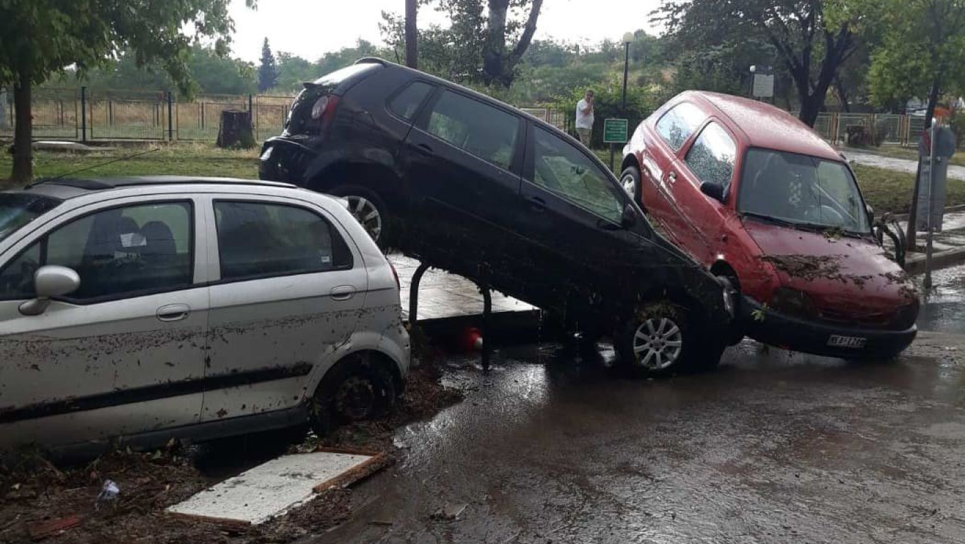 Απίστευτες εικόνες στην Πολίχνη: Η... βροχή παρέσυρε αυτοκίνητα, μεγάλες ζημιές
