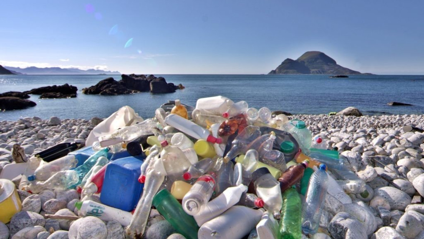 Ν. Ηράκλεια: «Πάρτι» σκουπιδιών μια ανάσα από την ακτή