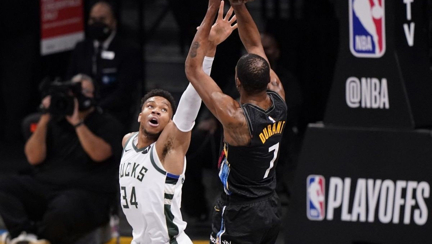 Με φοβερό Αντετοκούνμπο οι Μπακς έστειλαν τη σειρά σε 7ο ματς