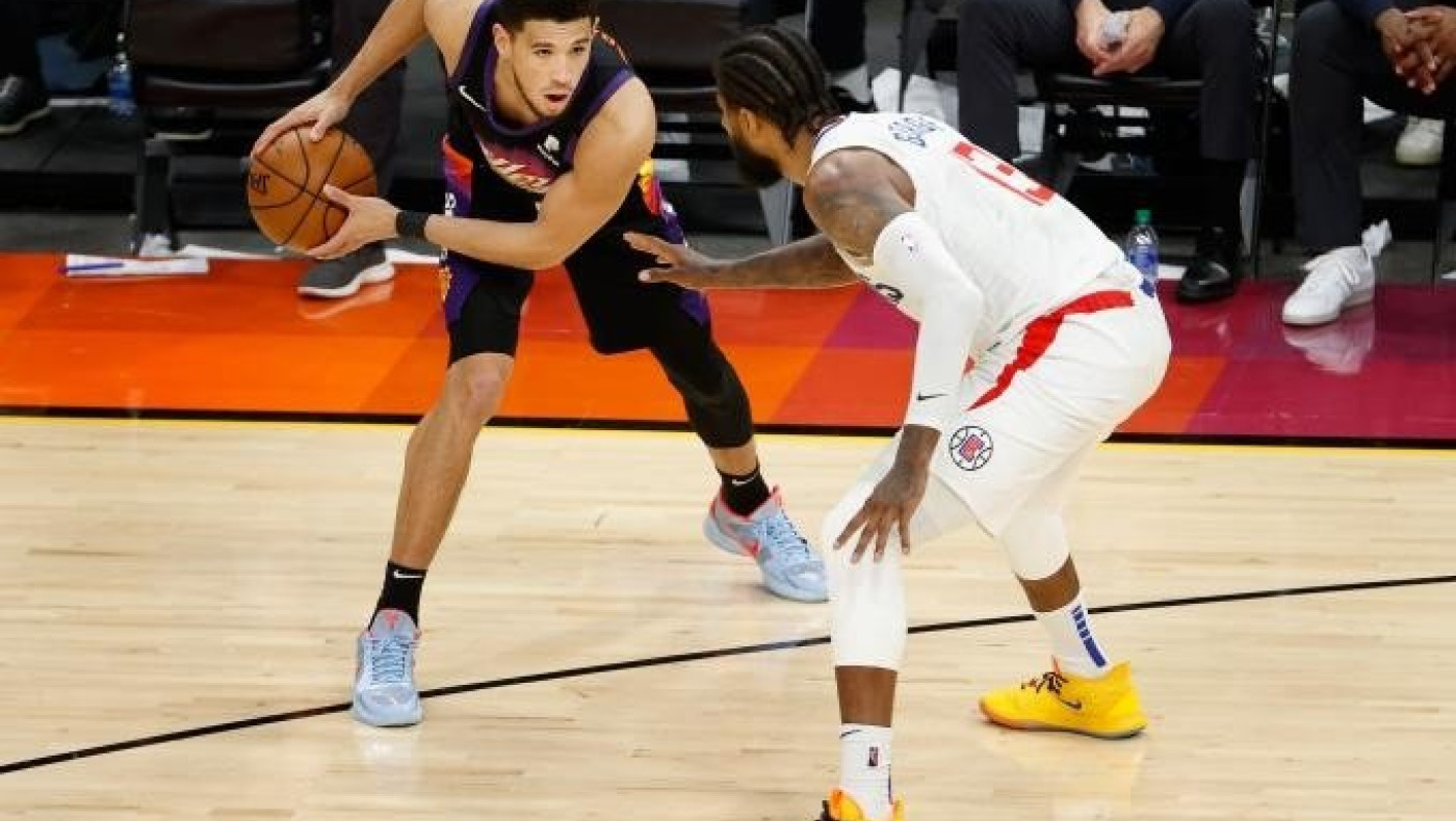 NBA: 1-0 οι Σανς με ηγέτη Μπούκερ, στους τελικούς της Ανατολής οι Χοκς