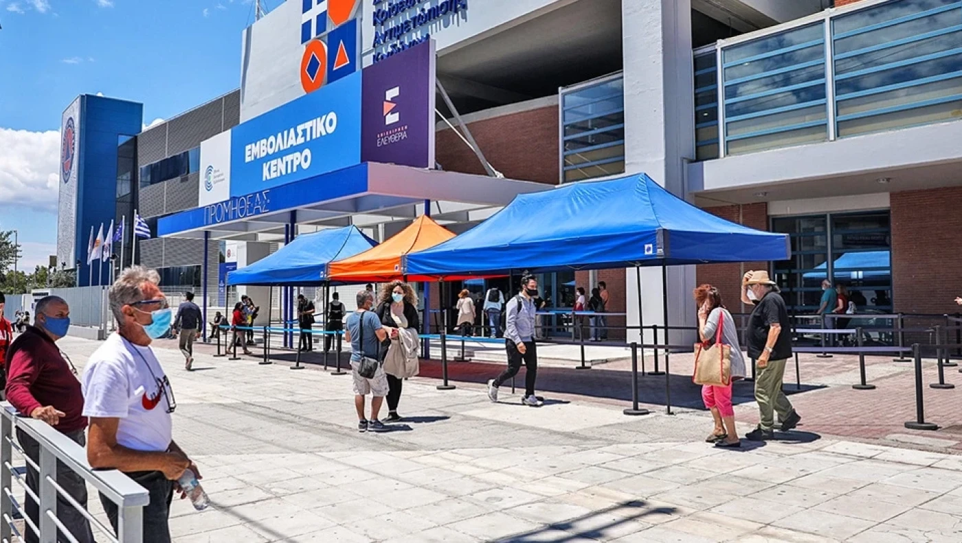«Διευκολύνσεις» εμβολιασμένων, όλα τα σενάρια - Από Δευτέρα οι ανακοινώσεις