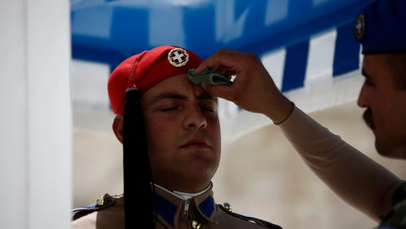 Πώς άντεξαν οι Εύζωνες στον καύσωνα