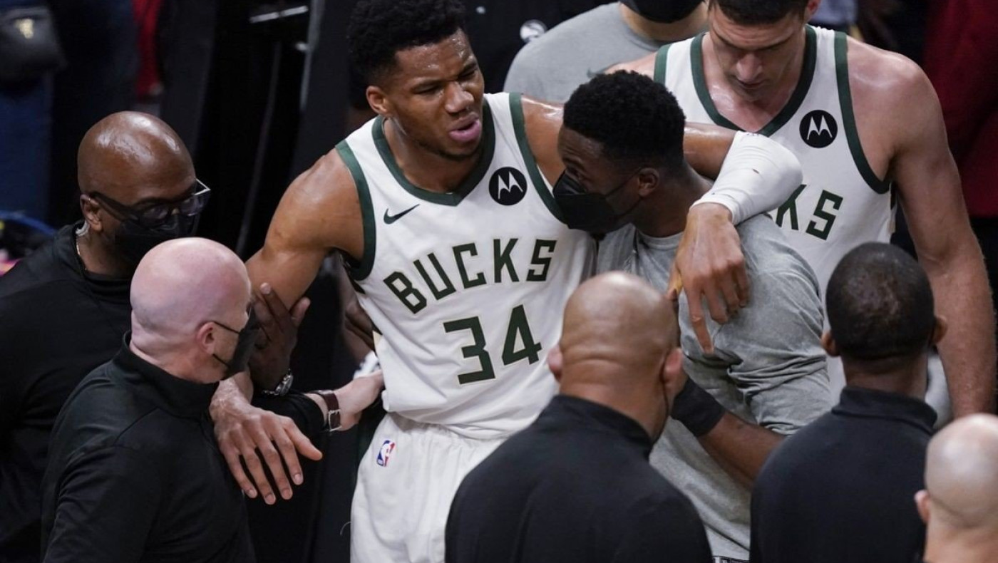 Ολα στραβά για τους Μπακς: Τραυματίστηκε ο Γιάννης, ήττα από τους Χοκς