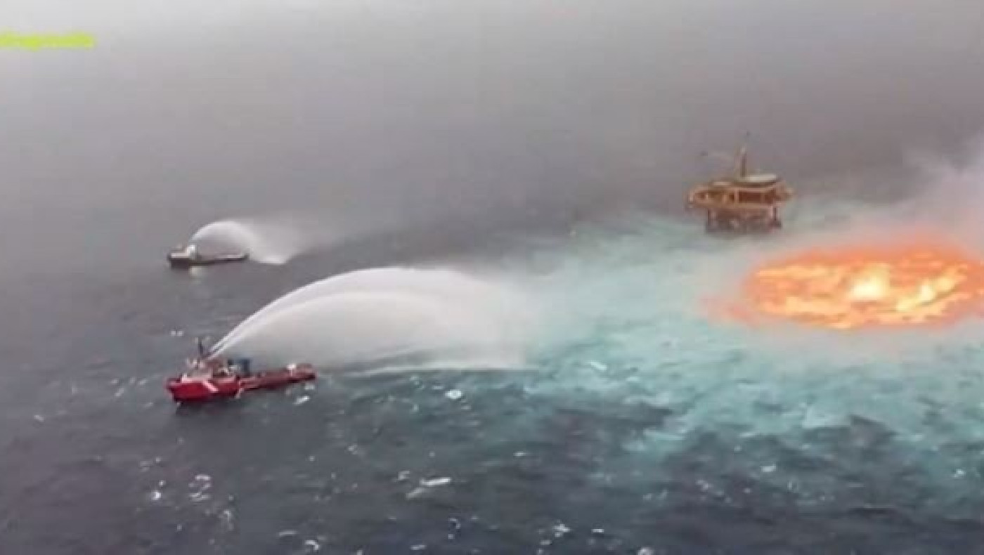 Απίστευτη εικόνα στο Μεξικό: Φωτιά ξέσπασε στην επιφάνεια του ωκεανού