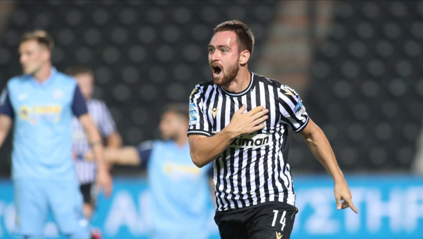 Ο κύριος με το μπλοκάκι και το συμβόλαιο Αντρίγια που «καίει»