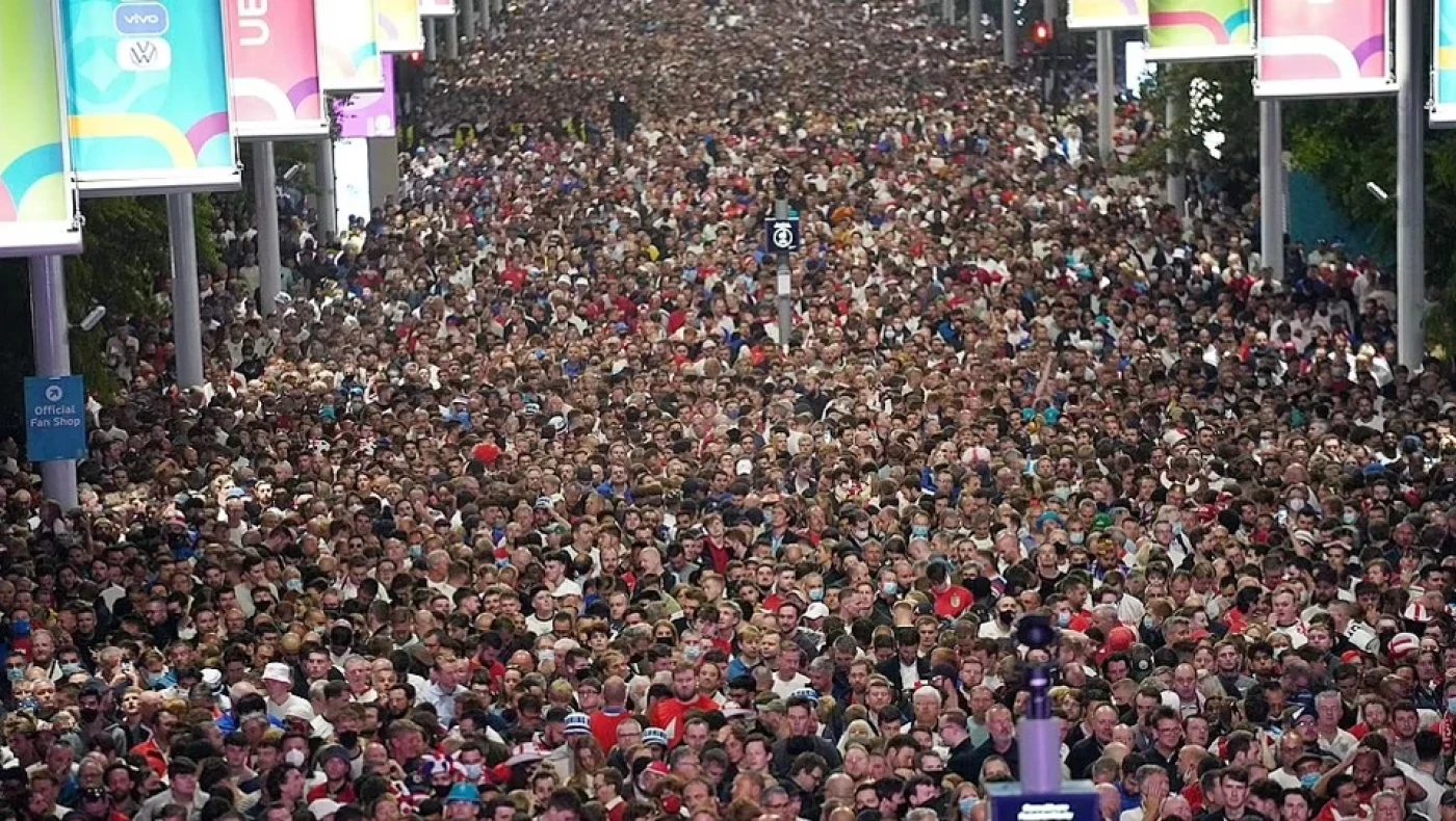 Ο συνωστισμός στο Γουέμπλεϊ μπορεί να προκαλέσει 100.000 κρούσματα ημερησίως