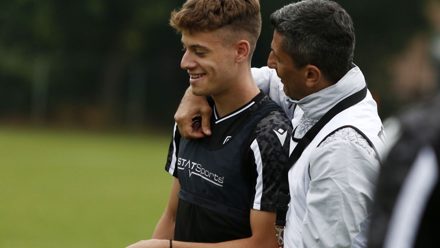 ΠΑΟΚ: Η πατρική αγκαλιά του Λουτσέσκου στον Κωνσταντέλια