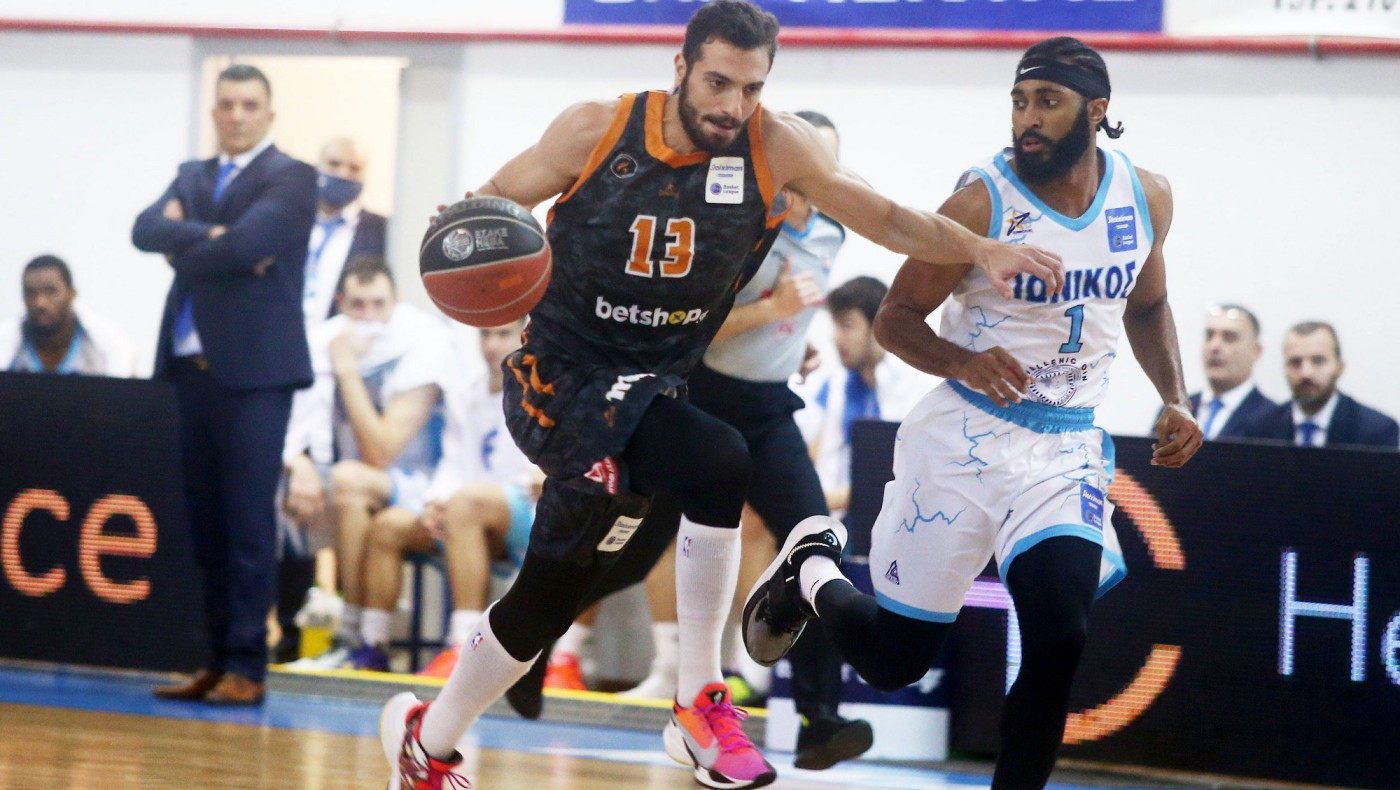 Ο Ανδρέας Χριστοδούλου προβάρει τη φανέλα του ΠΑΟΚ