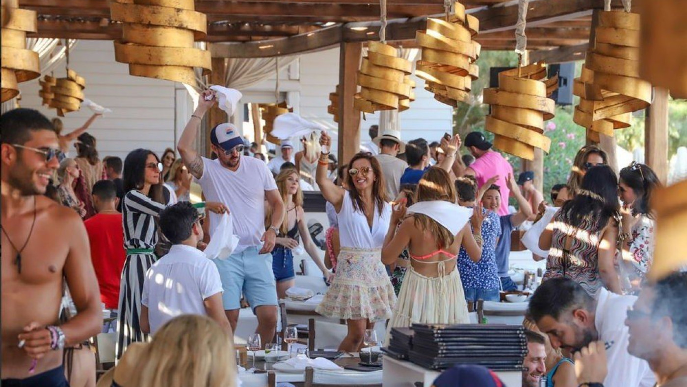 Μύκονος: Βρήκαν τρόπο να διασκεδάσουν εν μέσω περιορισμών!