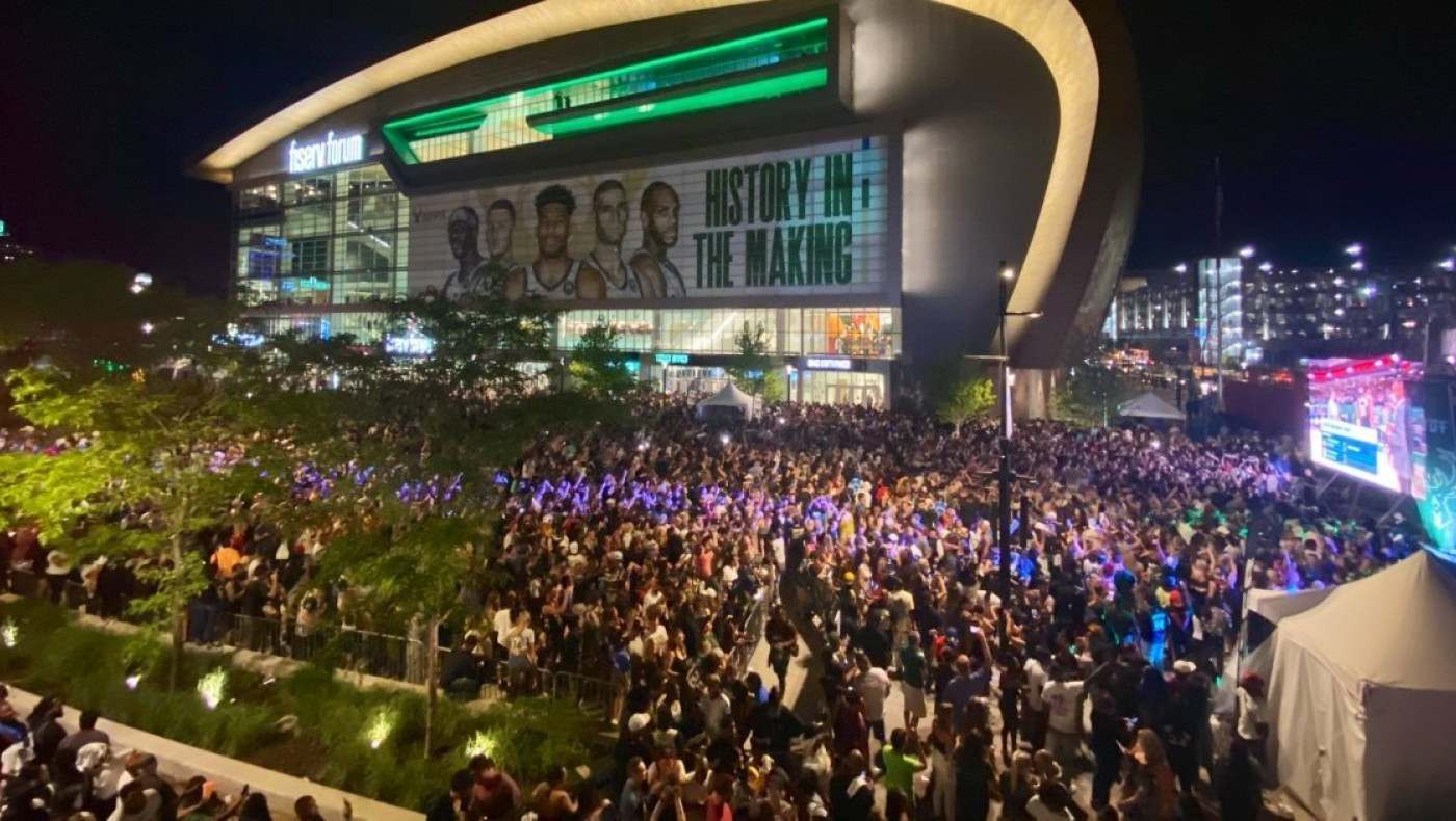 «Χαμός» στο Μιλγουόκι: 65.000 κόσμος στην Deer District