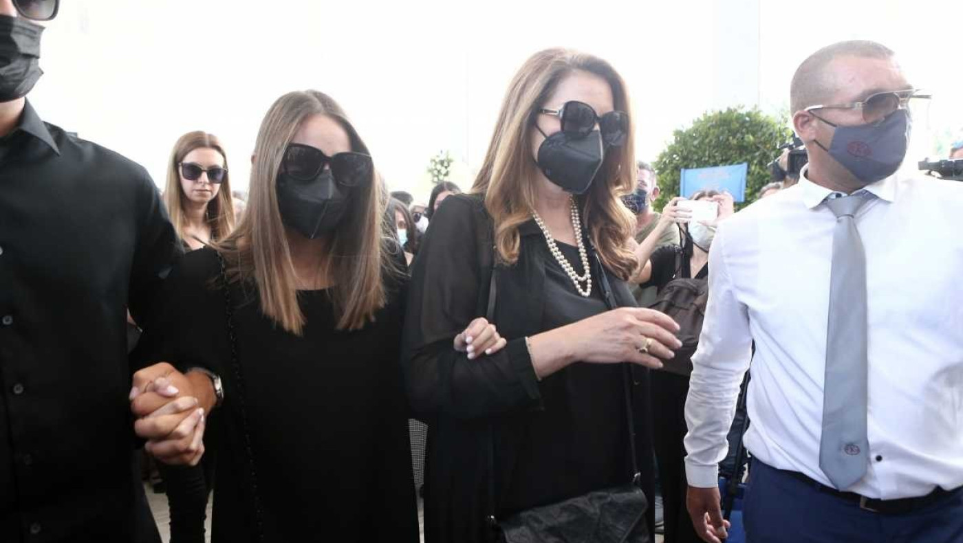 Κηδεία Τόλη Βοσκόπουλου: Τελευταίο αντίο στον «πρίγκιπα» του λαϊκού τραγουδιού