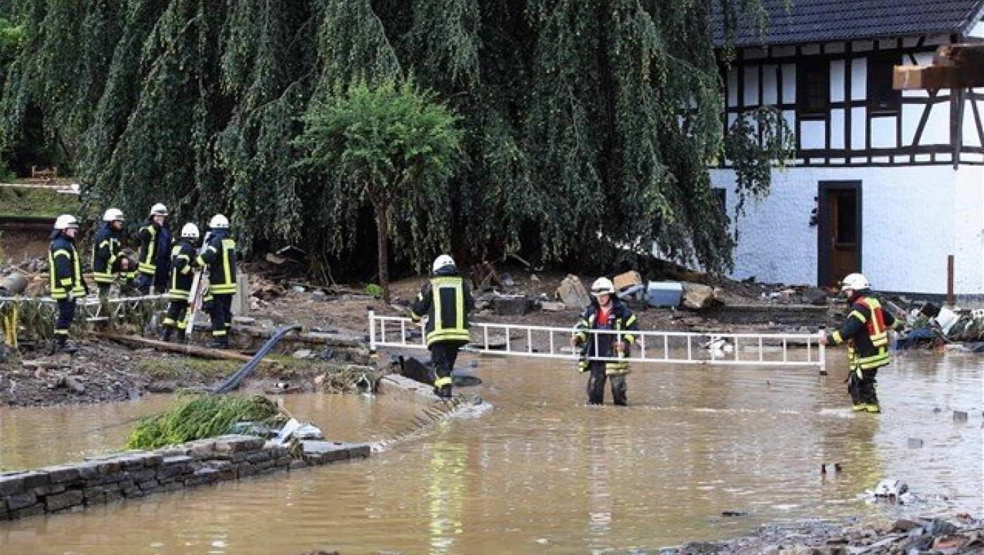 Γερμανία: Ο φακός «τσάκωσε» ρεπόρτερ να πασαλείβεται με λάσπη για να δείξει ότι... βοήθησε τους πλημμυροπαθείς!