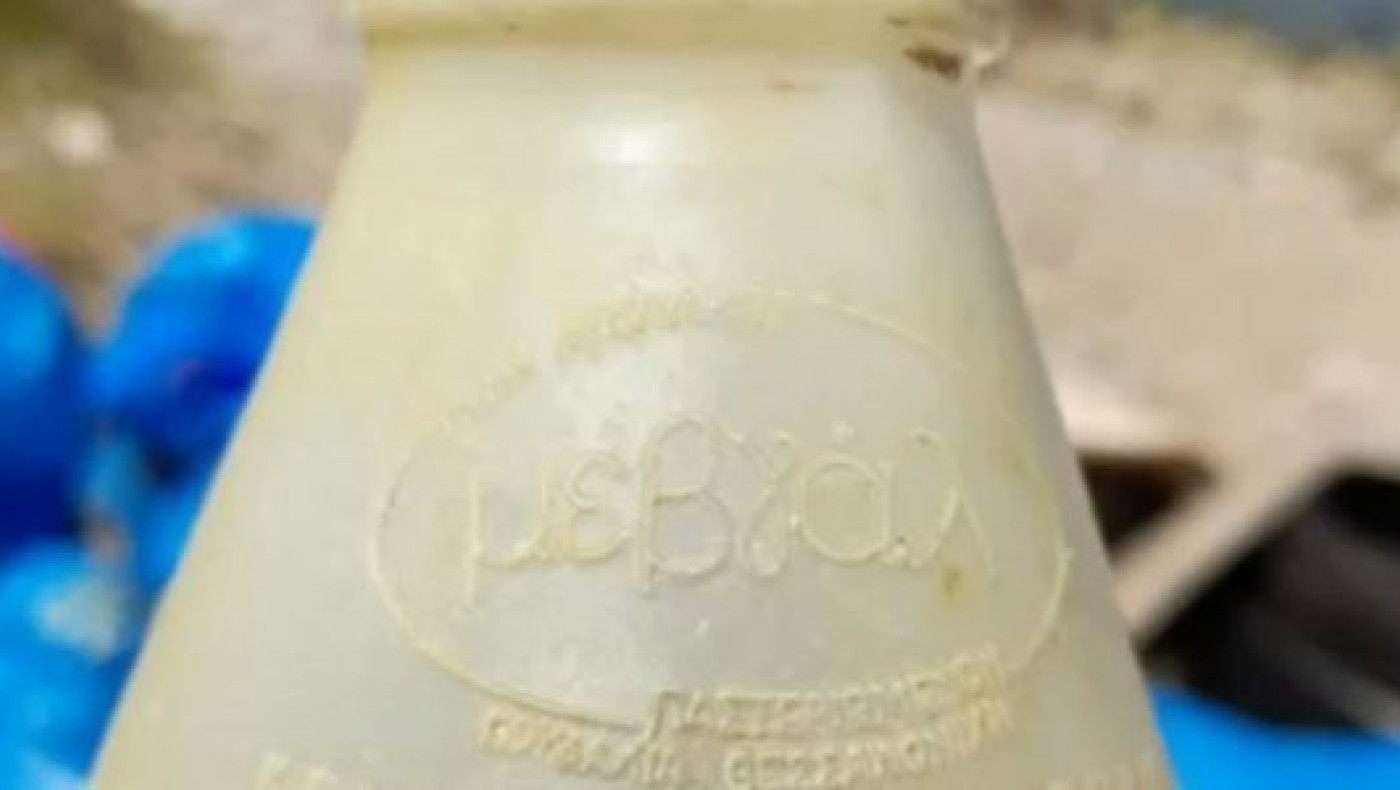 Θεσσαλονίκη: Ξεβράστηκε στην παραλία πλαστικό μπουκάλι από το 1980!