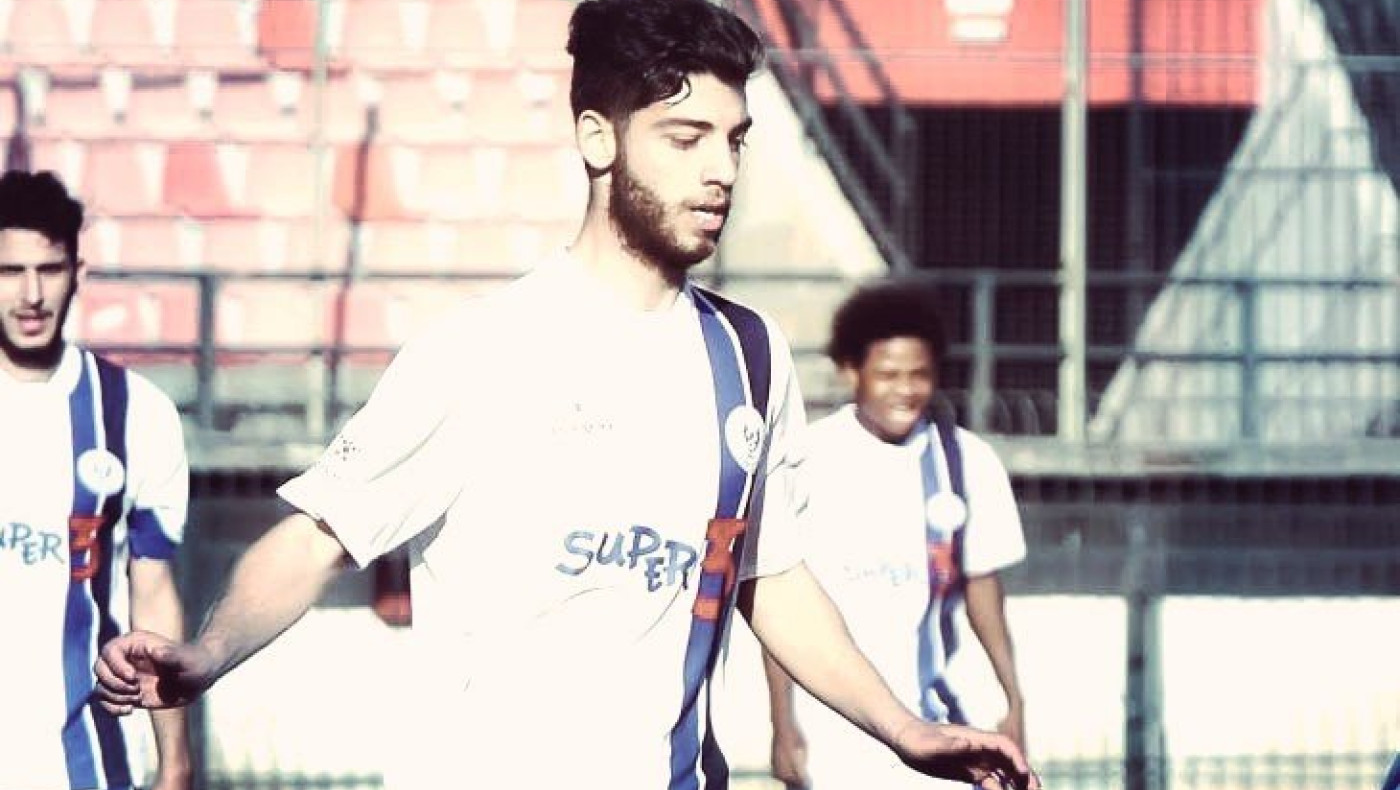 Συζητάει με Λαμπάκη και Στεριανό για τη δεξιά πλευρά