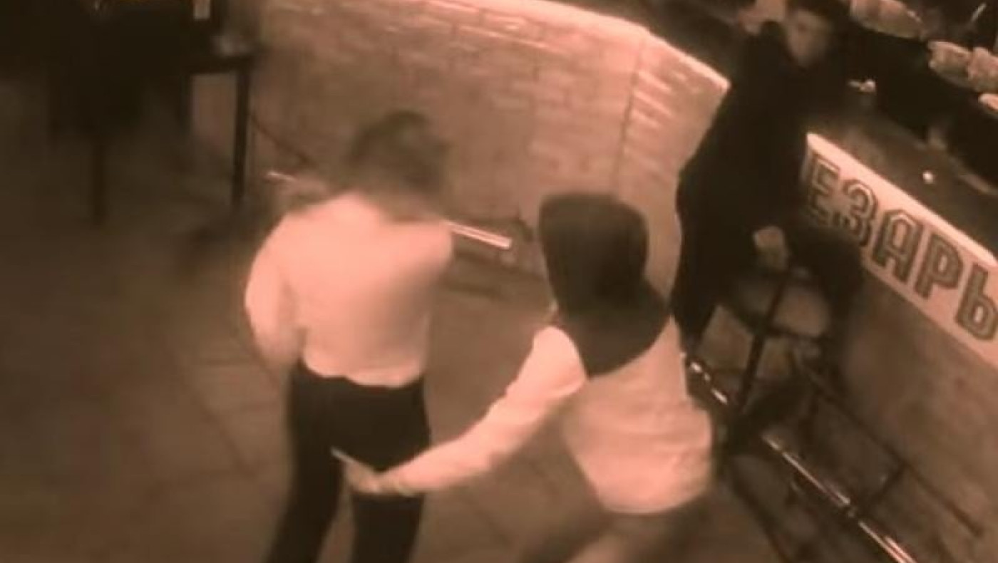 «Χούφτωσε» τη σερβιτόρα και τις... έφαγε! (ΒΙΝΤΕΟ) 