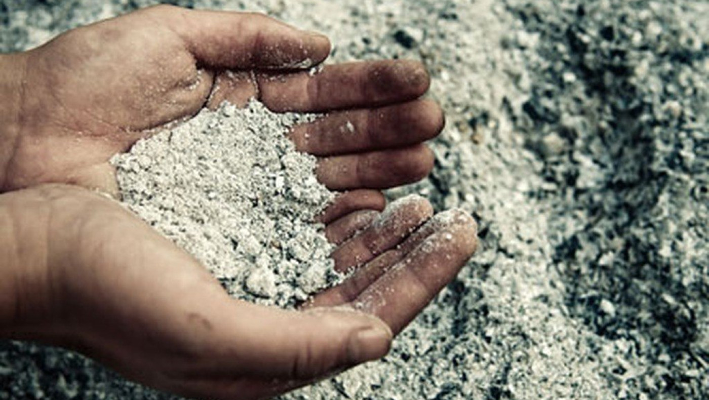 Γκρεμίζετε και κτίζετε. Μην σκαλίζετε    τις στάχτες, να ξαναβρείτε φωτιά…