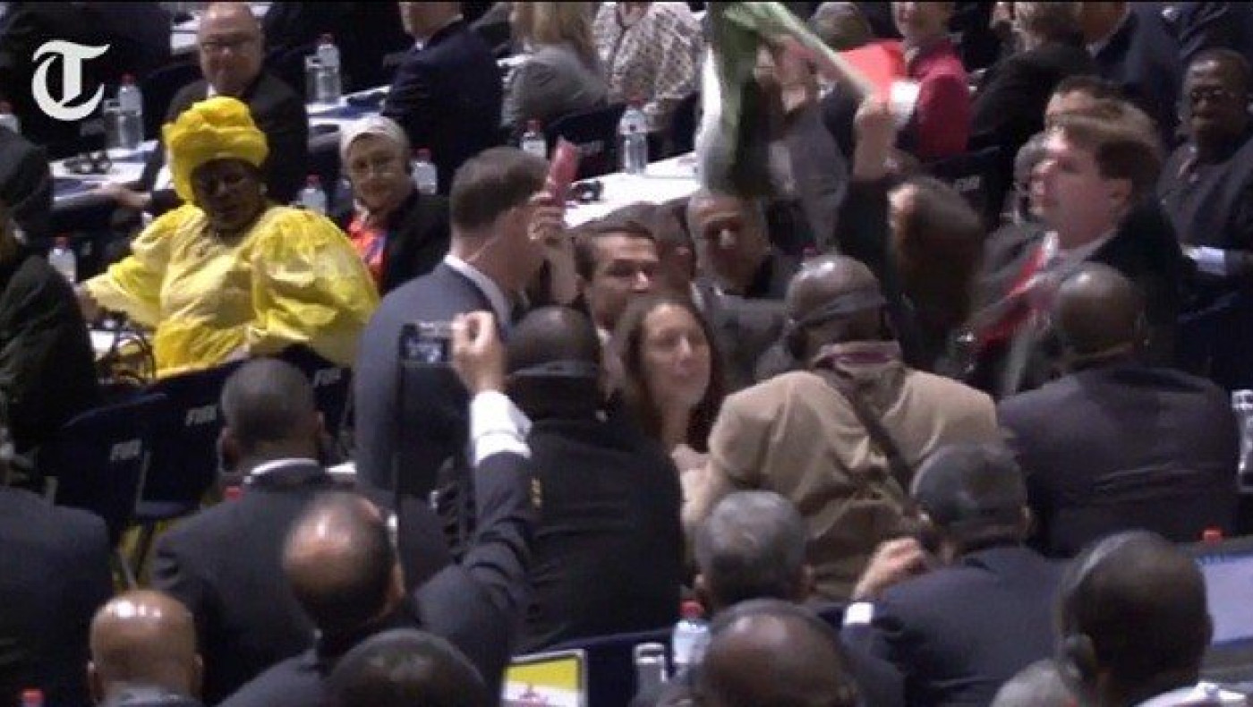 Το «ντου» των διαδηλωτριών στο κογκρέσο της FIFA (vid)