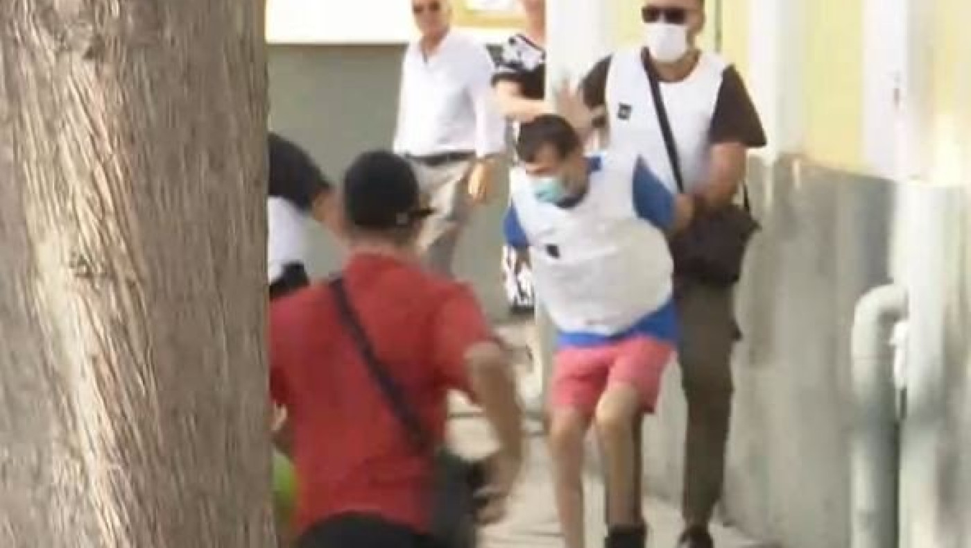 Δάφνη: Συγγενείς του θύματος επιτέθηκαν στον συζυγοκτόνο έξω από την Ευελπίδων