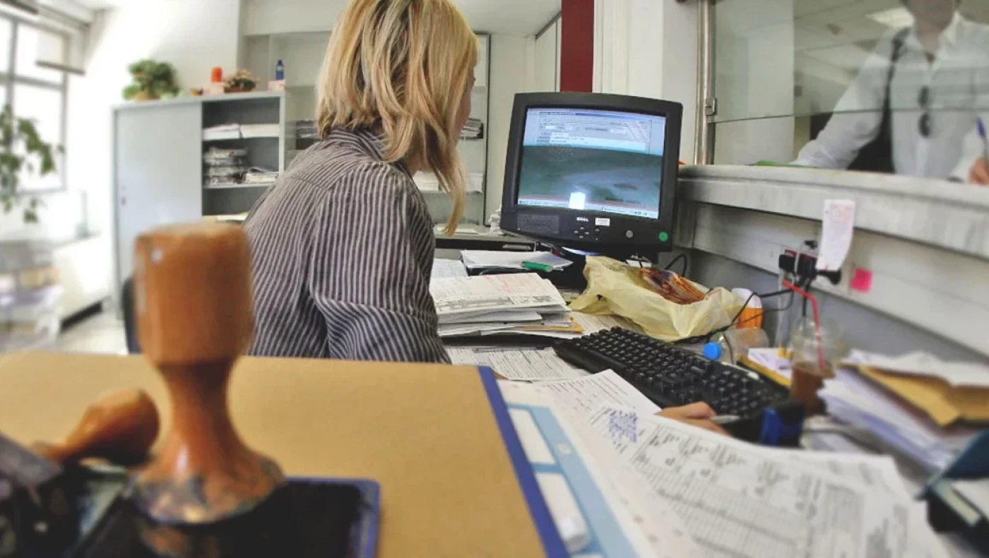 Ποιοι δημόσιοι υπάλληλοι μπορεί να απέχουν από την εργασία τους λόγω καύσωνα