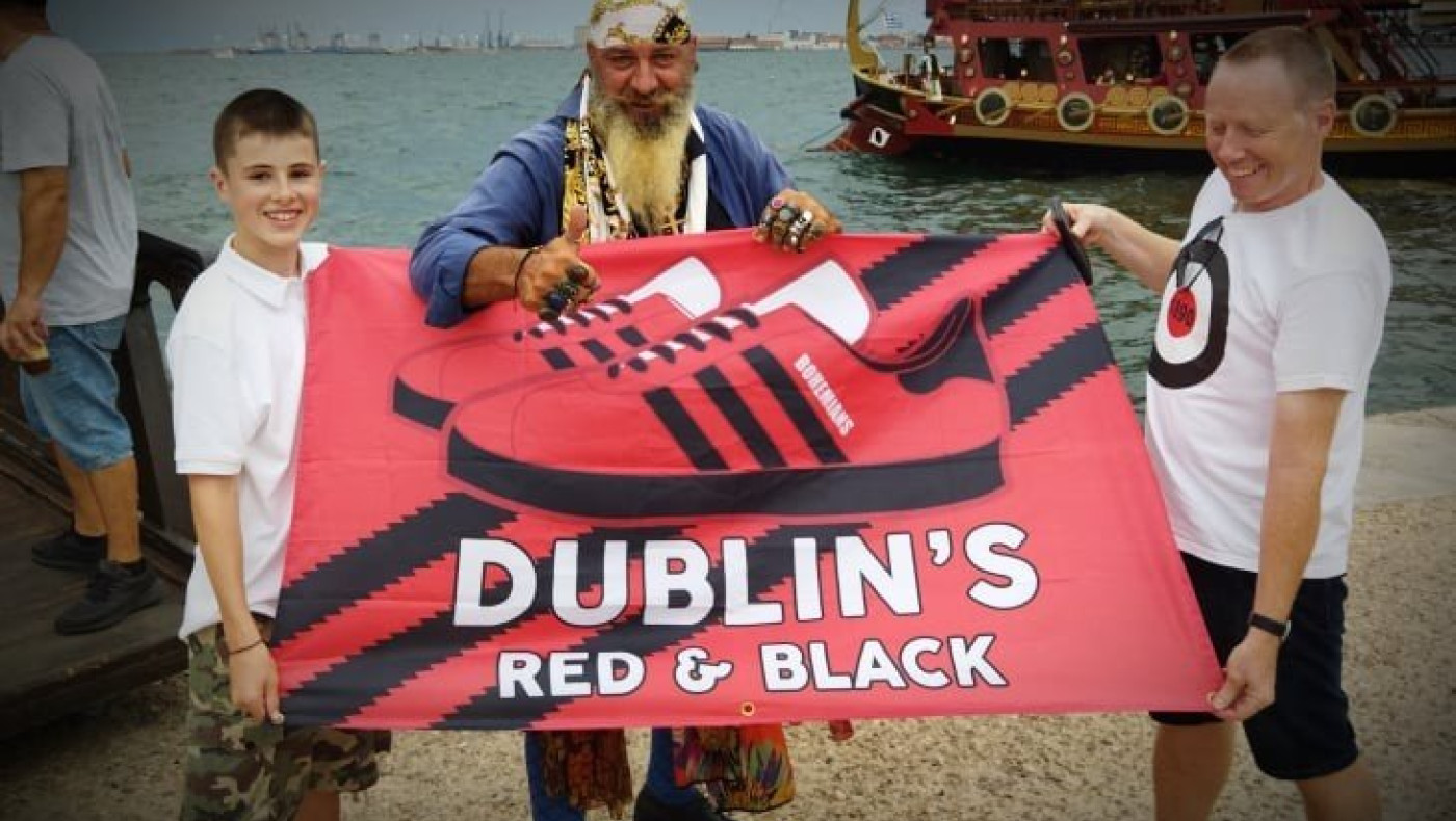 Ο «πειρατής» οπαδός της Μποέμιανς στη Θεσσαλονίκη που έκλεψε την παράσταση