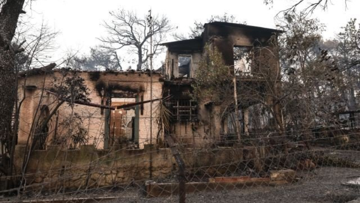 ΑΠΙΣΤΕΥΤΟ: Εθελοντής έσβηνε φωτιές σε... ξένα σπίτια και κάηκε το δικό του