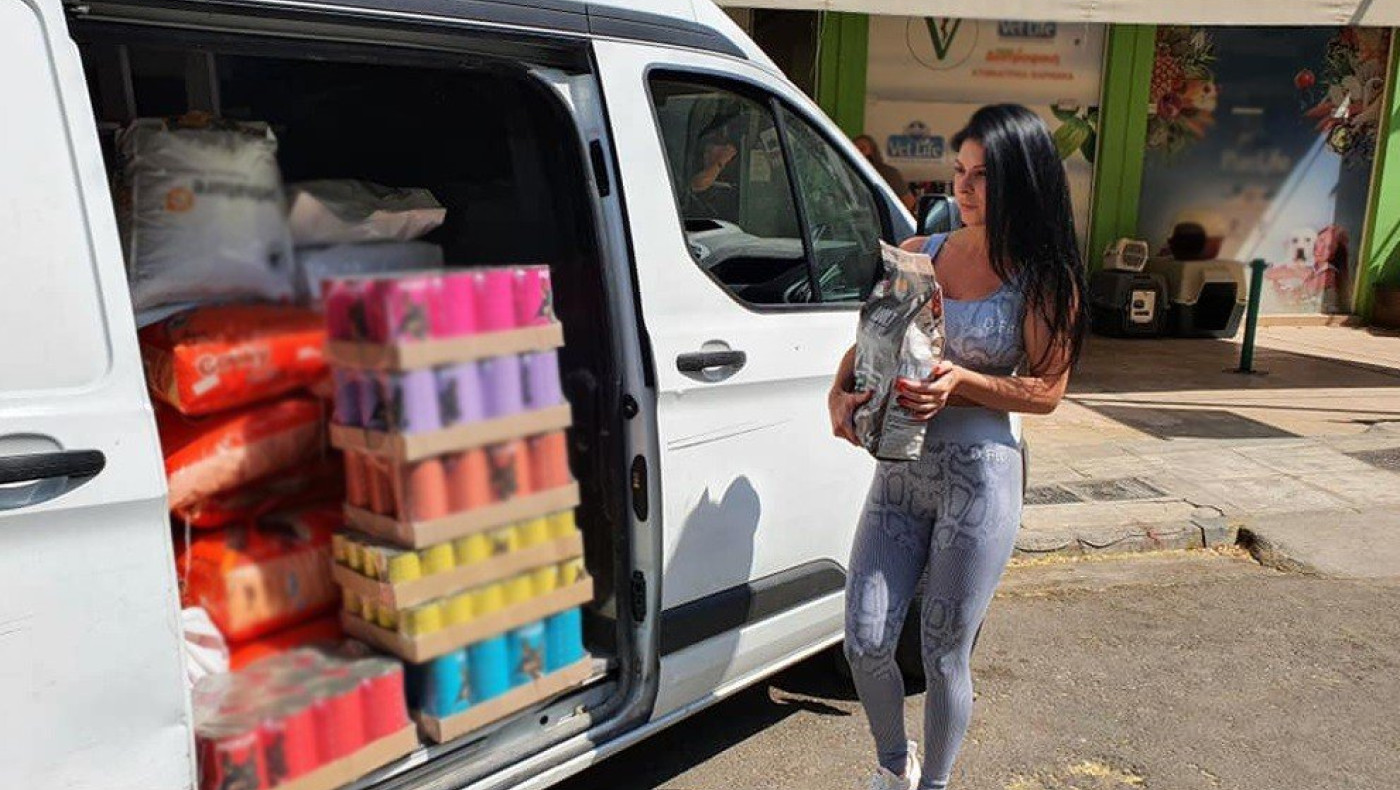 Ελληνίδα πρωταγωνίστρια αισθησιακών ταινιών στο πλευρό των πυρόπληκτων