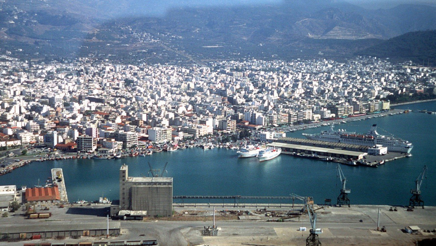 Φρίκη στο Βόλο: Έδεσαν σκύλο με τσιμεντόλιθο και τον έριξαν στη θάλασσα!