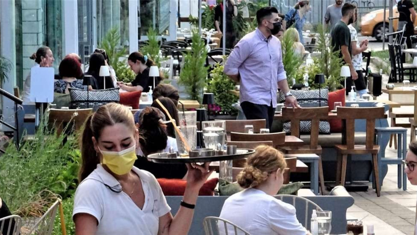 «Έξω» οι ανεμβολίαστοι τον Σεπτέμβριο, τι θα ισχύσει σε κλειστούς χώρους