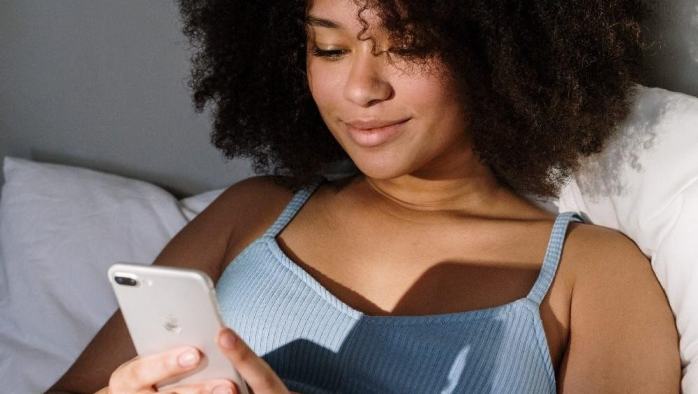 Τι θα συμβεί στον εγκέφαλό σας εάν σταματήσετε να κοιτάτε το κινητό σας πριν κοιμηθείτε