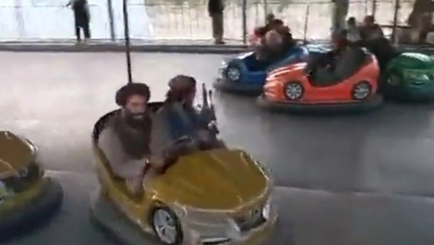 Viral: Ταλιμπάν στο Αφγανιστάν διασκεδάζουν στο λούνα παρκ!