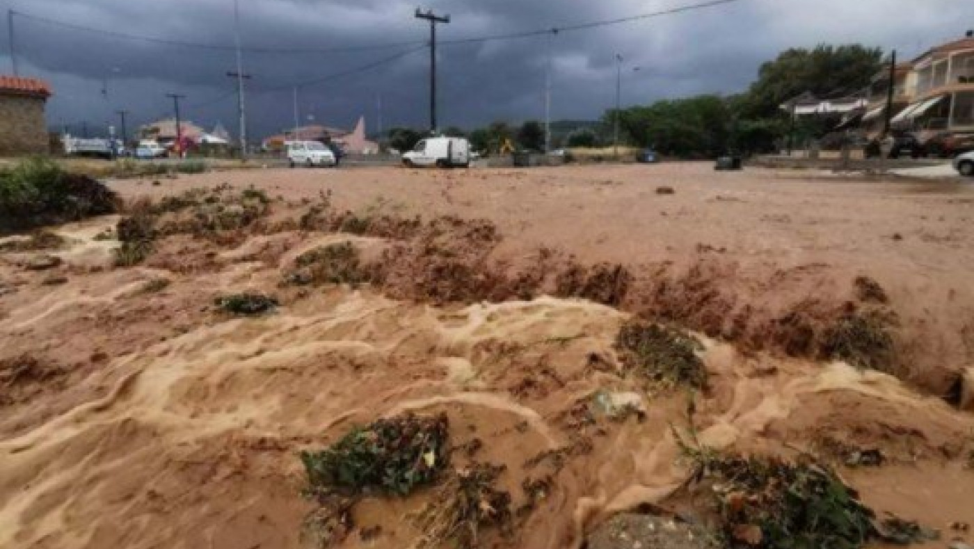 ﻿Λάρισα: Καταιγίδα έφερε ορμητικούς χειμάρρους σε δρόμους