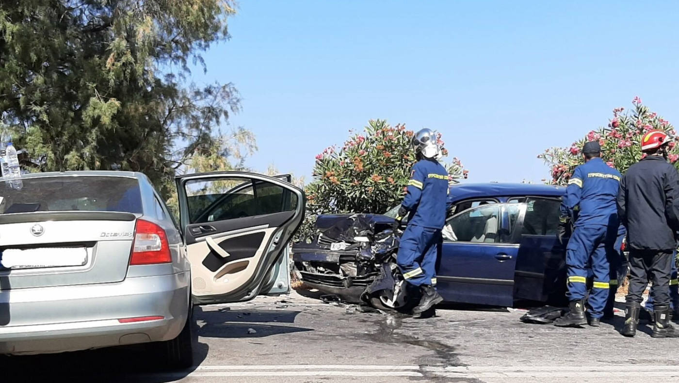 Θεσσαλονίκη: Σύγκρουση δύο Ι.Χ. στο Ωραιόκαστρο – Επιχείρηση απεγκλωβισμού από την Πυροσβεστική