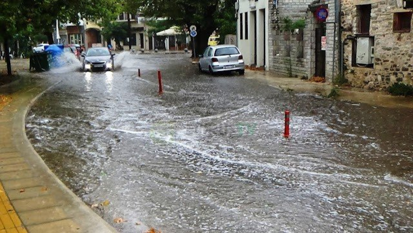 Ιωάννινα: Ποτάμια οι δρόμοι από ισχυρή βροχόπτωση - Πεσμένα δέντρα και διακοπές ρεύματος
