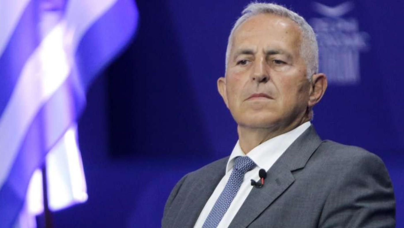 Η κυβέρνηση προσπαθεί να ξορκίσει το «ναυάγιο» Αποστολάκη